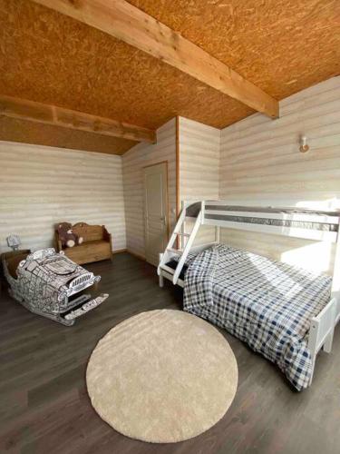 a room with two bunk beds and a rug at Le Chalet de l'Abbé : magnifique maison chaleureuse in Cambrai