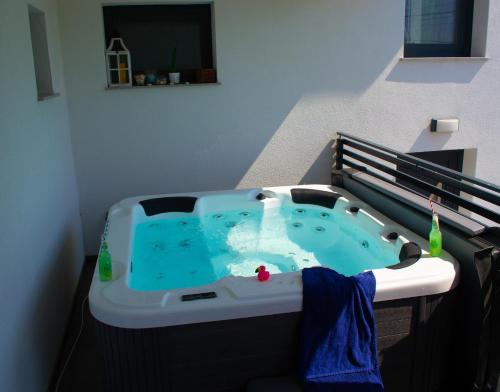 a hot tub in the middle of a room at Kraljeva hiža - Apartmani i sobe Kralj in Sveti Martin na Muri