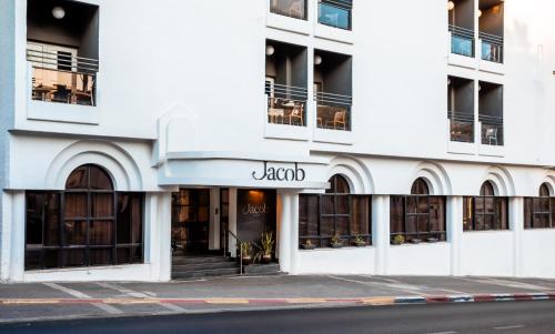 una tienda frente a un edificio con un ajad escrito en él en Jacob Tiberias by Jacob Hotels en Tiberias