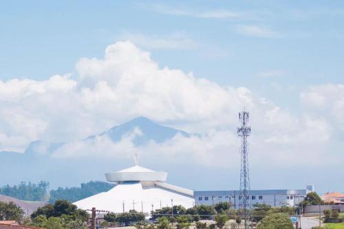 une église blanche avec une montagne en arrière-plan dans l'établissement Pousada Monsenhor, à Cachoeira Paulista