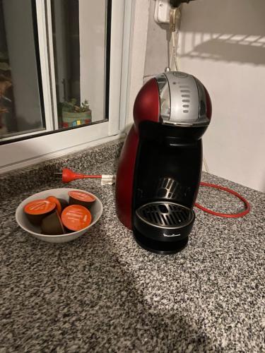 a blender on a counter next to a bowl of carrots at Padre Vázquez Apartment in Maipú