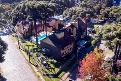 an aerial view of a house with a pool at Estalagem Vila Suzana - Quadra de Beach Tennis Indoor in Canela