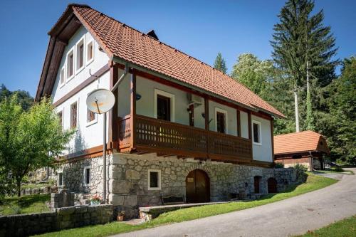 Cette grande maison dispose d'un balcon. dans l'établissement Studio Apartment Pr' Mirotu, à Osilnica