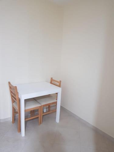 a white table and two chairs in a room at Castelinho Florida in Espargos