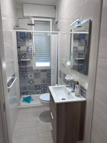 W łazience znajduje się umywalka, toaleta i prysznic. w obiekcie A due passi sul mare w mieście San Pietro in Bevagna