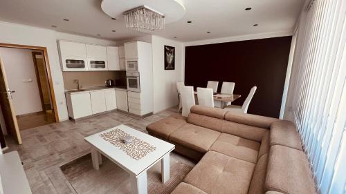 Apartman Stil في بوغوينو: غرفة معيشة مع أريكة وطاولة