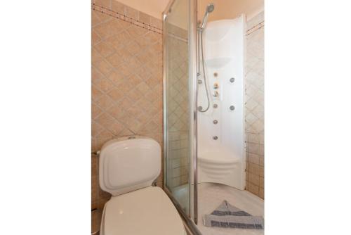 y baño con aseo y ducha. en Fay Apartment, en Ágios Stéfanos