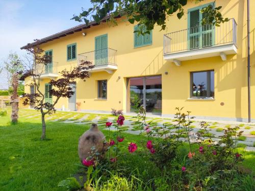 a rabbit sitting in the yard of a house at Villa Albina in La Loggia