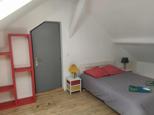 Ένα ή περισσότερα κρεβάτια σε δωμάτιο στο le loft de la place du marché