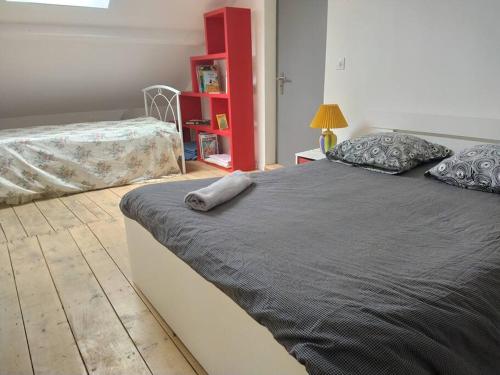 Ένα ή περισσότερα κρεβάτια σε δωμάτιο στο le loft de la place du marché