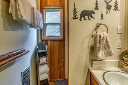 y baño con lavabo, espejo y lavabo. en Cozy Bears Hideaway about 3 Mi From Shaver Lake!, en Shaver Lake