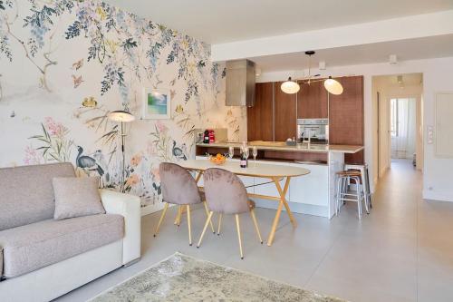 une cuisine et un salon avec une table et des chaises dans l'établissement AzurAppart 3-rooms Cannes Carnot, à Cannes