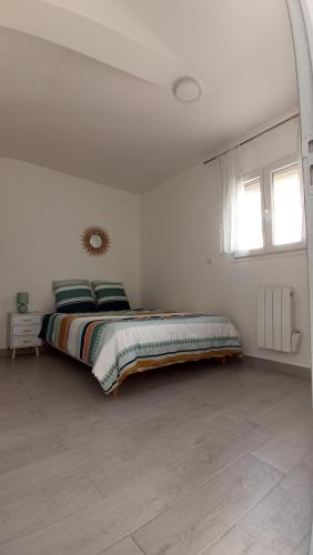 - une chambre blanche avec un lit dans l'établissement Maisonnette entière et privée, 600m de la gare, à Margny-lès-Compiègne