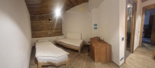 mały pokój z 2 łóżkami i stołem w obiekcie Le Slalom w mieście Tignes