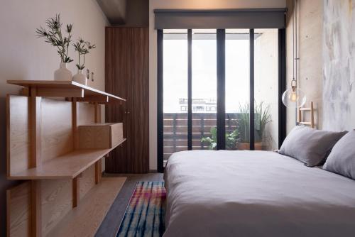 a bedroom with a bed and a large window at Galeria Flat Rooftop Pool Witgdl in Guadalajara