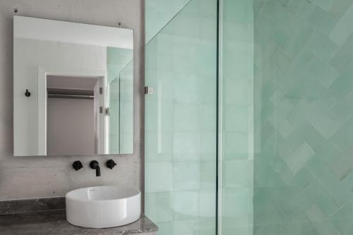 a bathroom with a sink and a mirror at Galeria Flat Rooftop Pool Witgdl in Guadalajara