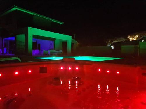 Kolam renang di atau dekat dengan Villa HX
