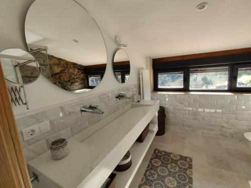 un baño con lavabo y espejo en Casa Yañez, en Chantada