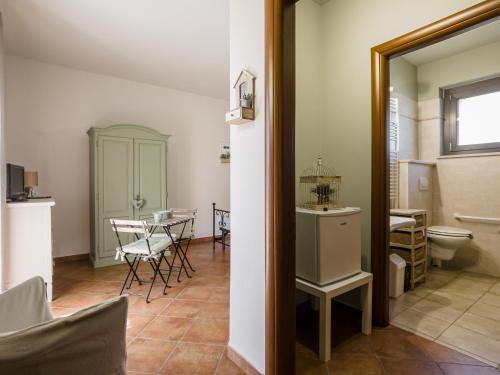 sala de estar con mesa y baño en Villa Albina, en La Loggia