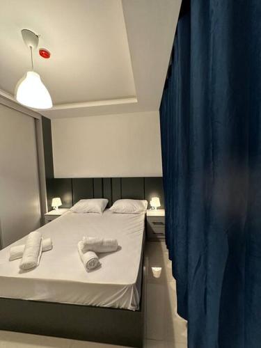una camera da letto con un letto e due asciugamani di modern 2bedroom for rent abdoun2 ad Amman