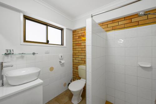 圖翁巴的住宿－格倫沃思汽車旅館，白色的浴室设有卫生间和水槽。