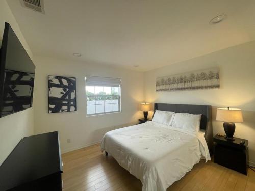 Una cama o camas en una habitación de Charming Bright Traditional Home in Sherman Oaks
