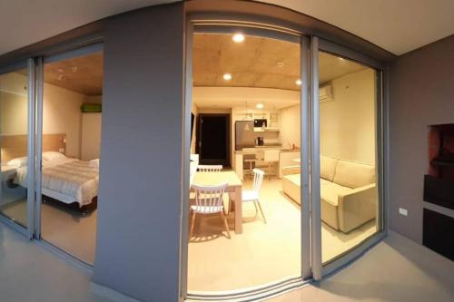 Un dormitorio con una cama y una sala de estar. en Edificio 01 Mburucuya, en Asunción