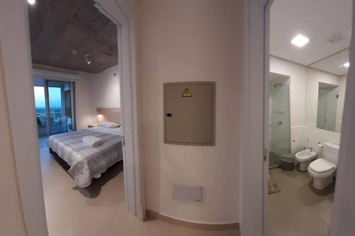 亞松森的住宿－Edificio 01 Mburucuya，一间卧室配有一张床,浴室设有卫生间