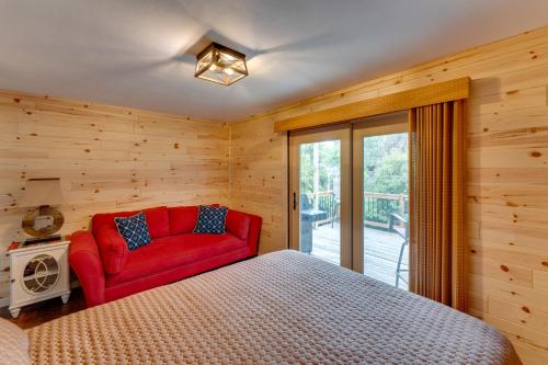 1 dormitorio con cama roja y sofá rojo en Beautiful Lake Geneva Home about 3 Mi to Riviera Beach, en Lake Geneva