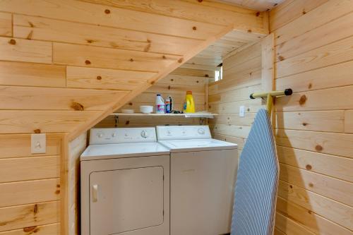 una pequeña cocina con lavadora y secadora en una cabaña de madera en Beautiful Lake Geneva Home about 3 Mi to Riviera Beach, en Lake Geneva