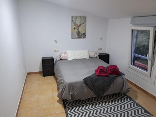 een slaapkamer met een bed met een zwart-wit tapijt bij BertoaLand Relax y Diversión Apartamento de 2 dormitorios dobles con terraza privada y zona de juegos compartida in Carballo