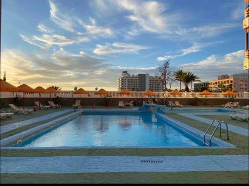 una gran piscina en medio de un complejo en Sunset Tenerife, en Playa de las Américas