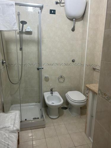 e bagno con doccia, servizi igienici e lavandino. di Casa Tonia a Napoli