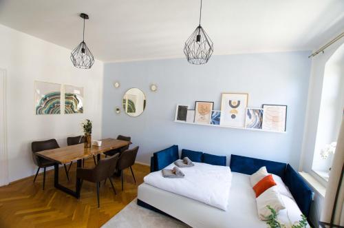 uma sala de estar com um sofá e uma mesa em Stilvoller Altbau in zentraler Lage em Dresden