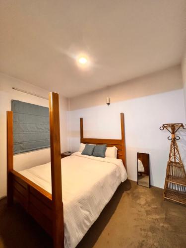 Un dormitorio con una cama grande y un trípode en Your home in Kathmandu! en Katmandú