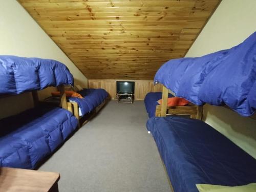 een kamer met 3 blauwe stapelbedden in een kamer bij Departamento Altos Penitentes Mendoza in Los Penitentes