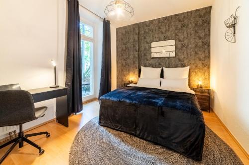 um quarto com uma cama, uma secretária e uma cadeira em L45 Premium Apartment "IndustriaI" bis zu 5 Personen em Leipzig