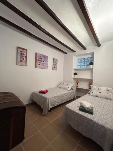 1 dormitorio con 2 camas y ventana en El Raval d'Or, casa de 1900 en Busot