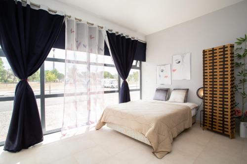 Postel nebo postele na pokoji v ubytování Amendoeiras Estúdio