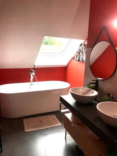 une salle de bain avec une grande baignoire et deux lavabos dans l'établissement Grand T5 avec terrasse vue sur les montagnes, à Gap