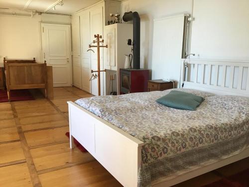 een slaapkamer met een bed en een kruis aan de muur bij B&B Château de Denens 