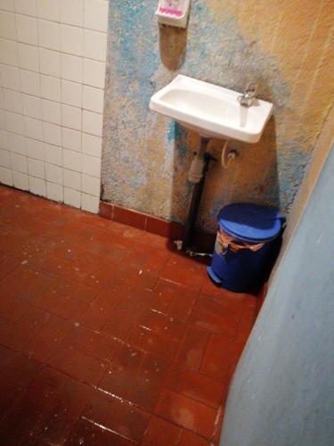 a bathroom with a sink and a trash can at Casa familiar in Soacha