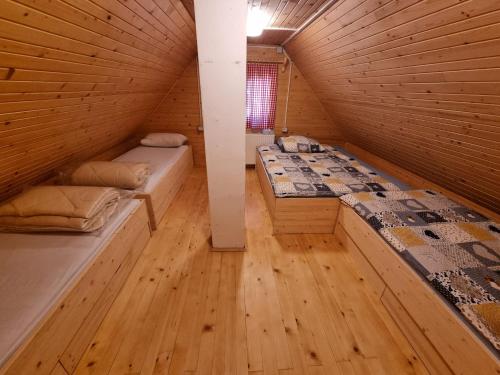 Postel nebo postele na pokoji v ubytování BRINA Pokljuka