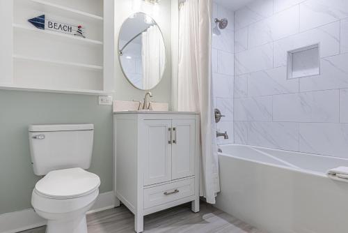 e bagno con servizi igienici, lavandino e vasca. di Market Street Inn 339 a Destin