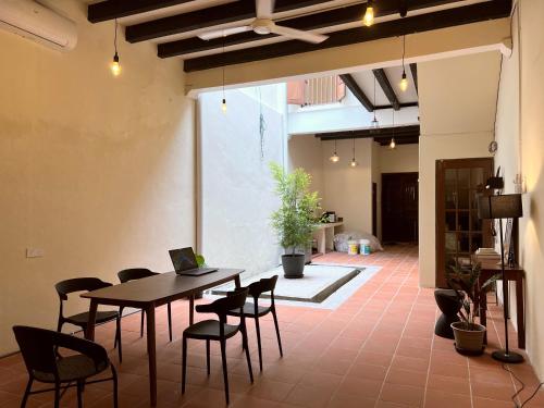 a dining room with a table and chairs at Aayu Stewart in George Town