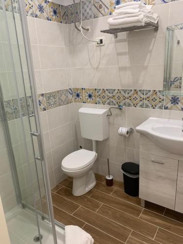 a bathroom with a toilet and a shower and a sink at La Bussola Airport Affitta Camere in San Giovanni Teatino