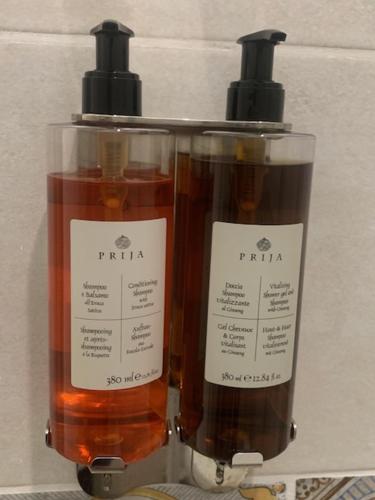 two bottles of alcohol in a display case at La Bussola Airport Affitta Camere in San Giovanni Teatino