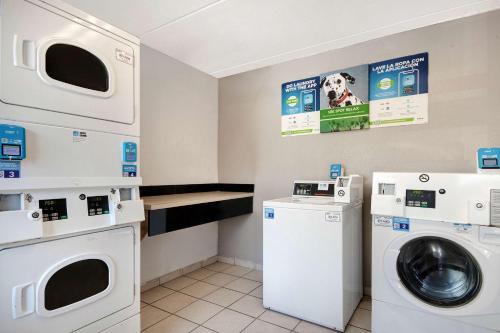 a laundry room with a washer and dryer at Motel 6-San Antonio, TX - Northwest Medical Center in San Antonio
