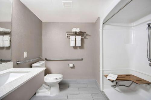 Un baño con inodoro, bañera y lavabo. en Motel 6-San Antonio, TX - South, en San Antonio