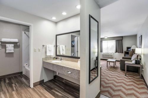 een badkamer met een wastafel en een grote spiegel bij Best Western Plus Sonora Oaks Hotel and Conference Center in Sonora